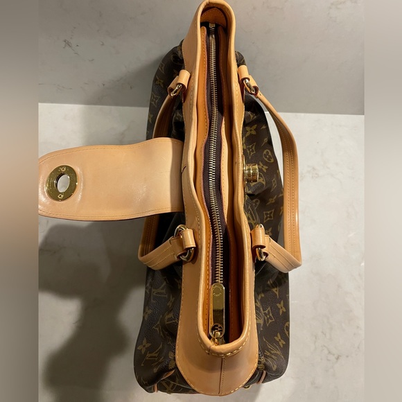 Louis Vuitton Purse - Picture 8 of 16